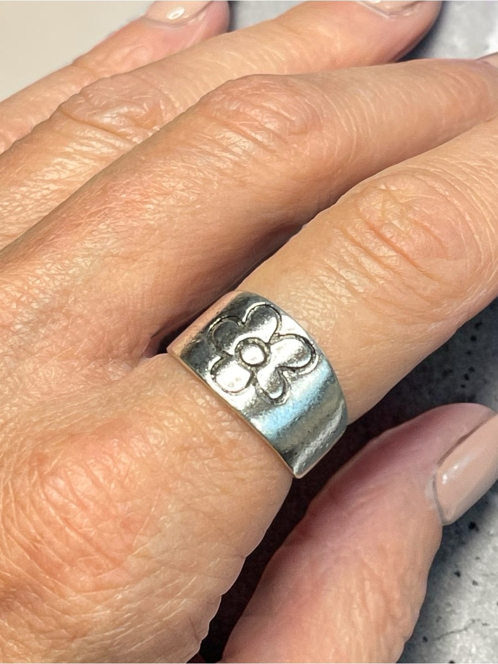 Wide Silver Tone Floral Band Ring Black Outline Flower Statement Ring Size 7